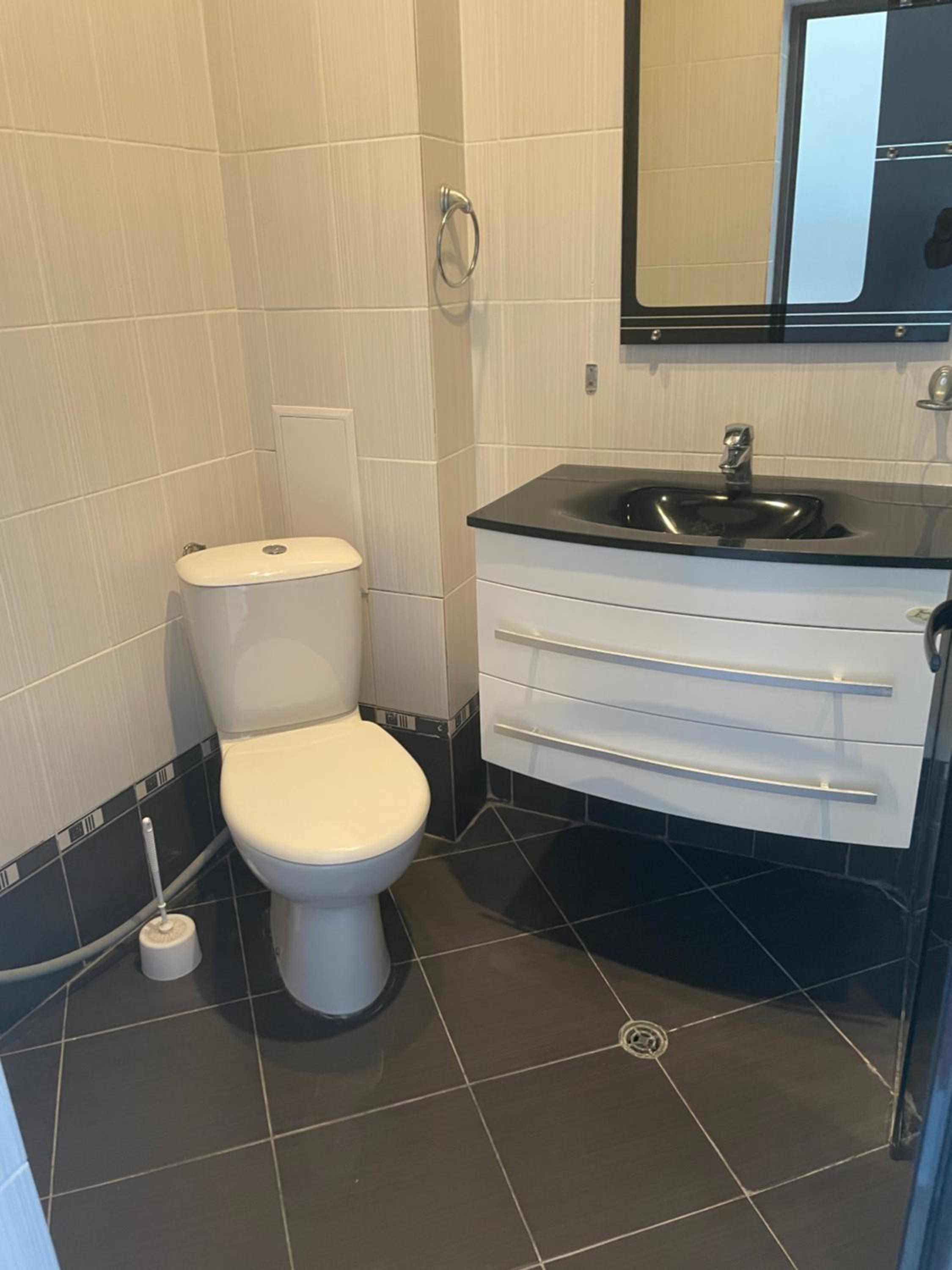 2-bed,2-bath, free private parking