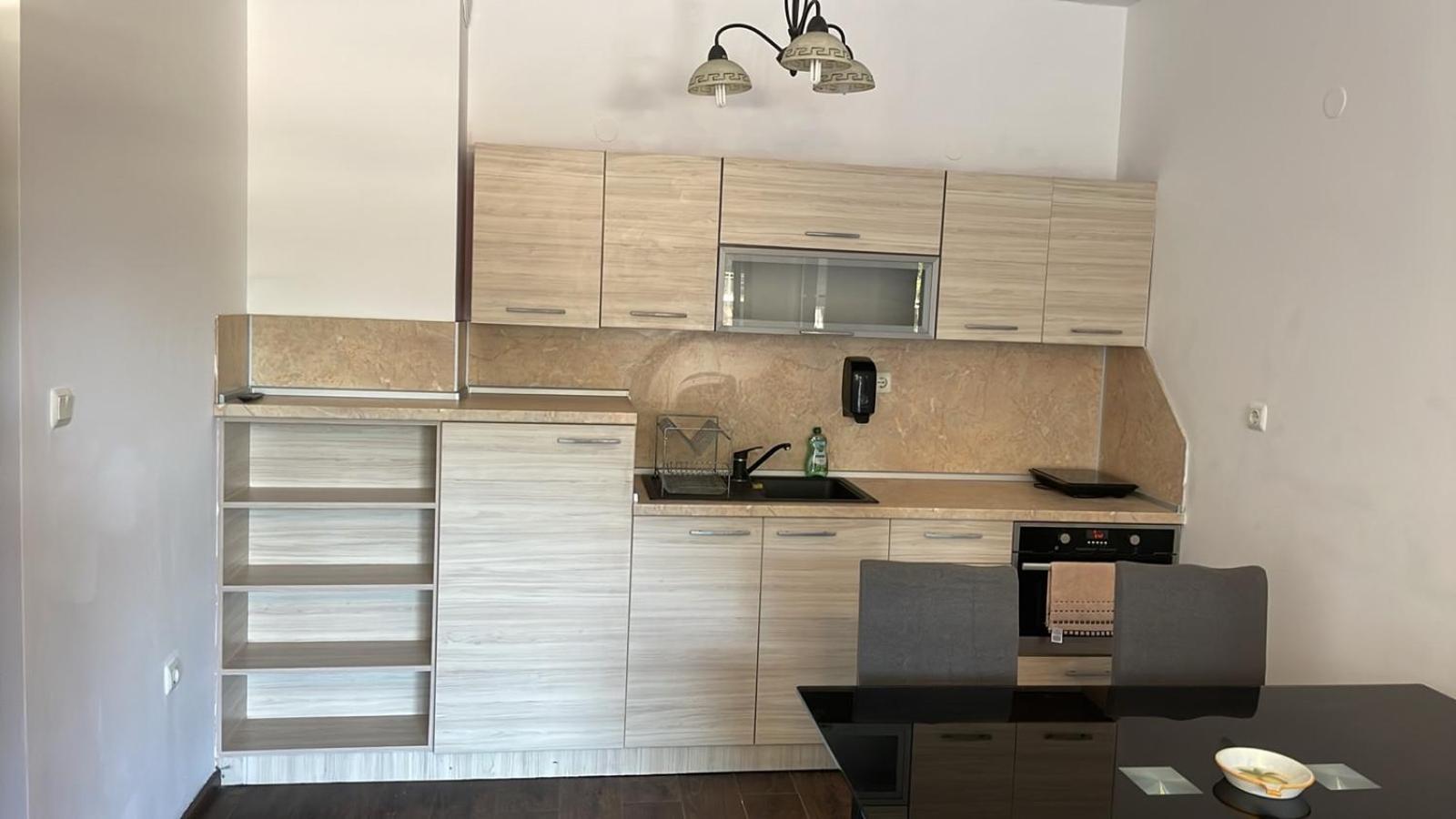 2-bed,2-bath, free private parking