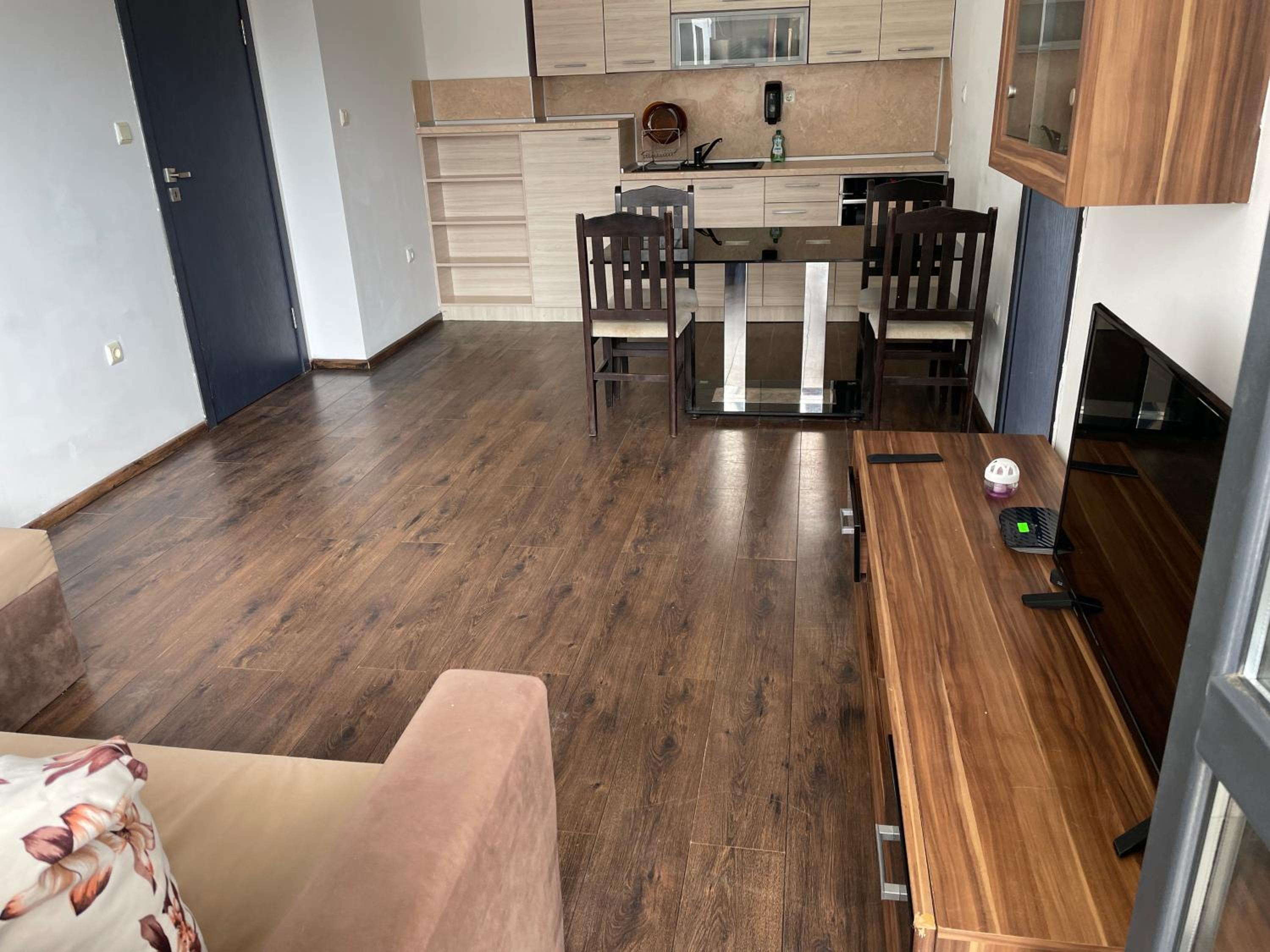 2-bed,2-bath, free private parking