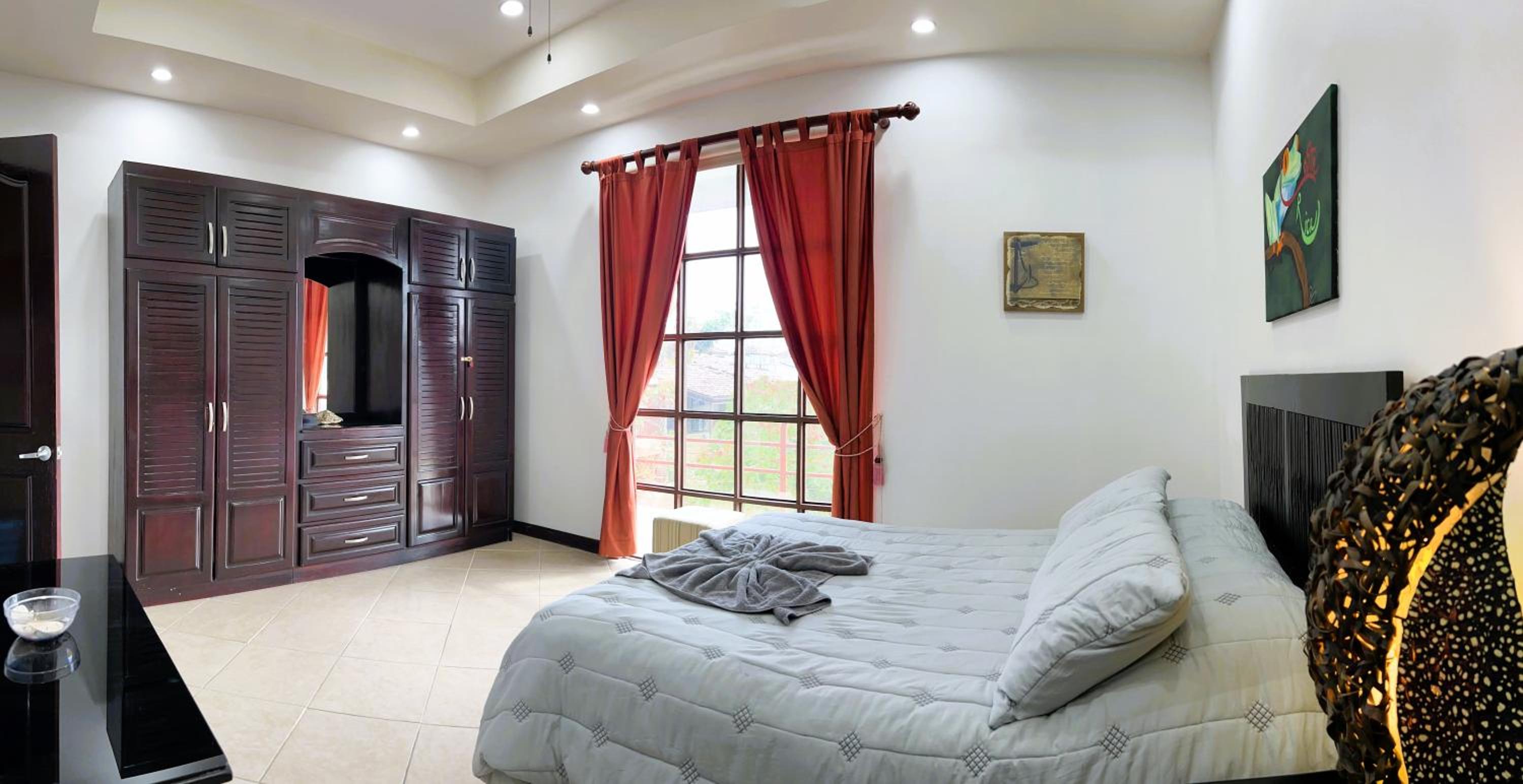 Spacious 2 Bed 2 Bath l Great Walking Score