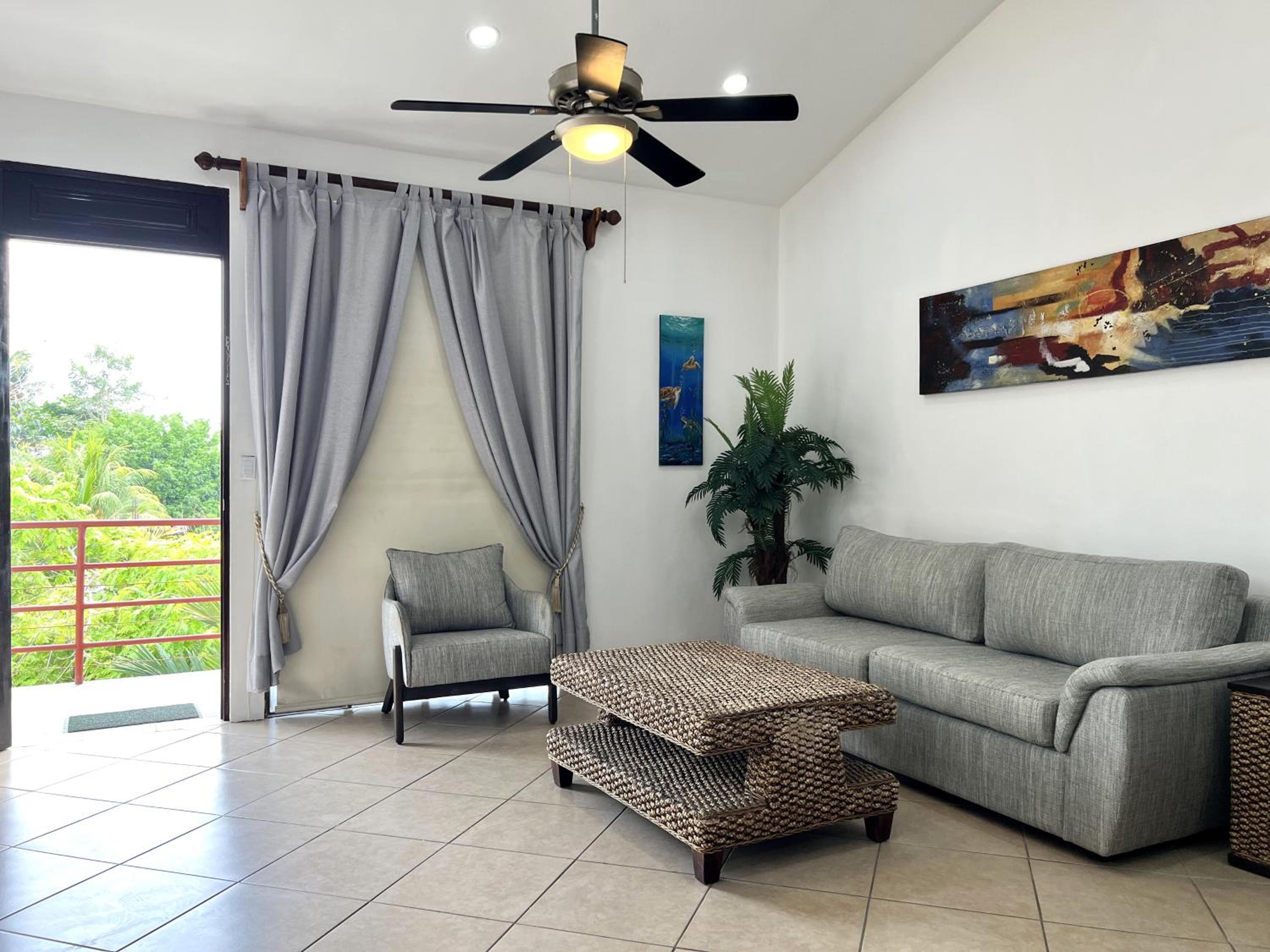Spacious 2 Bed 2 Bath l Great Walking Score