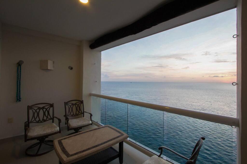 Exclusive beachfront condo in Peninsula Grand view 2