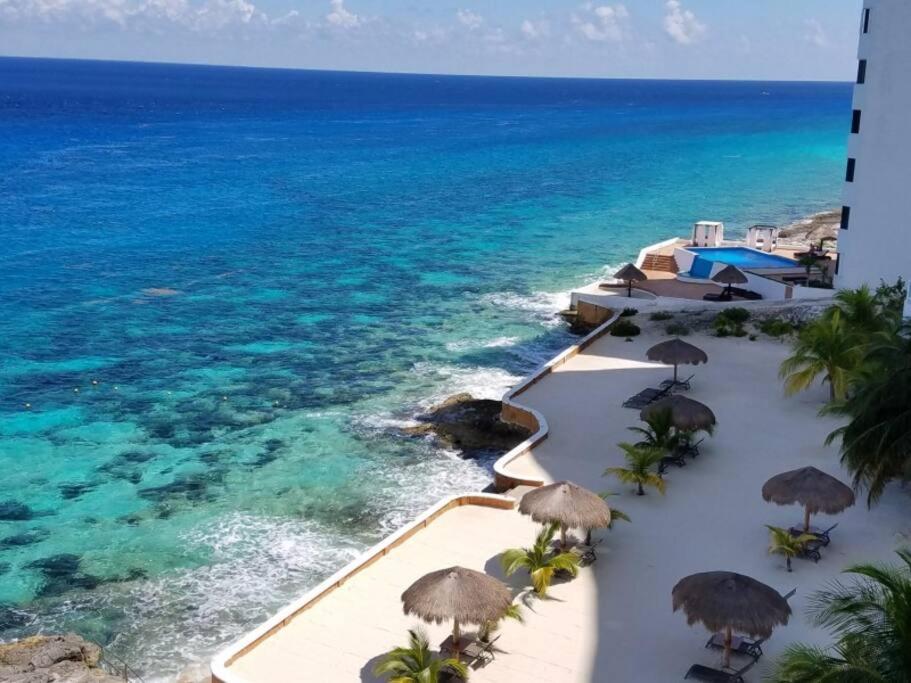 Exclusive beachfront condo in Peninsula Grand view 3