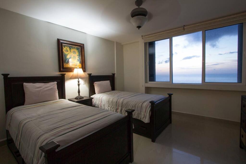 Exclusive beachfront condo in Peninsula Grand view 4