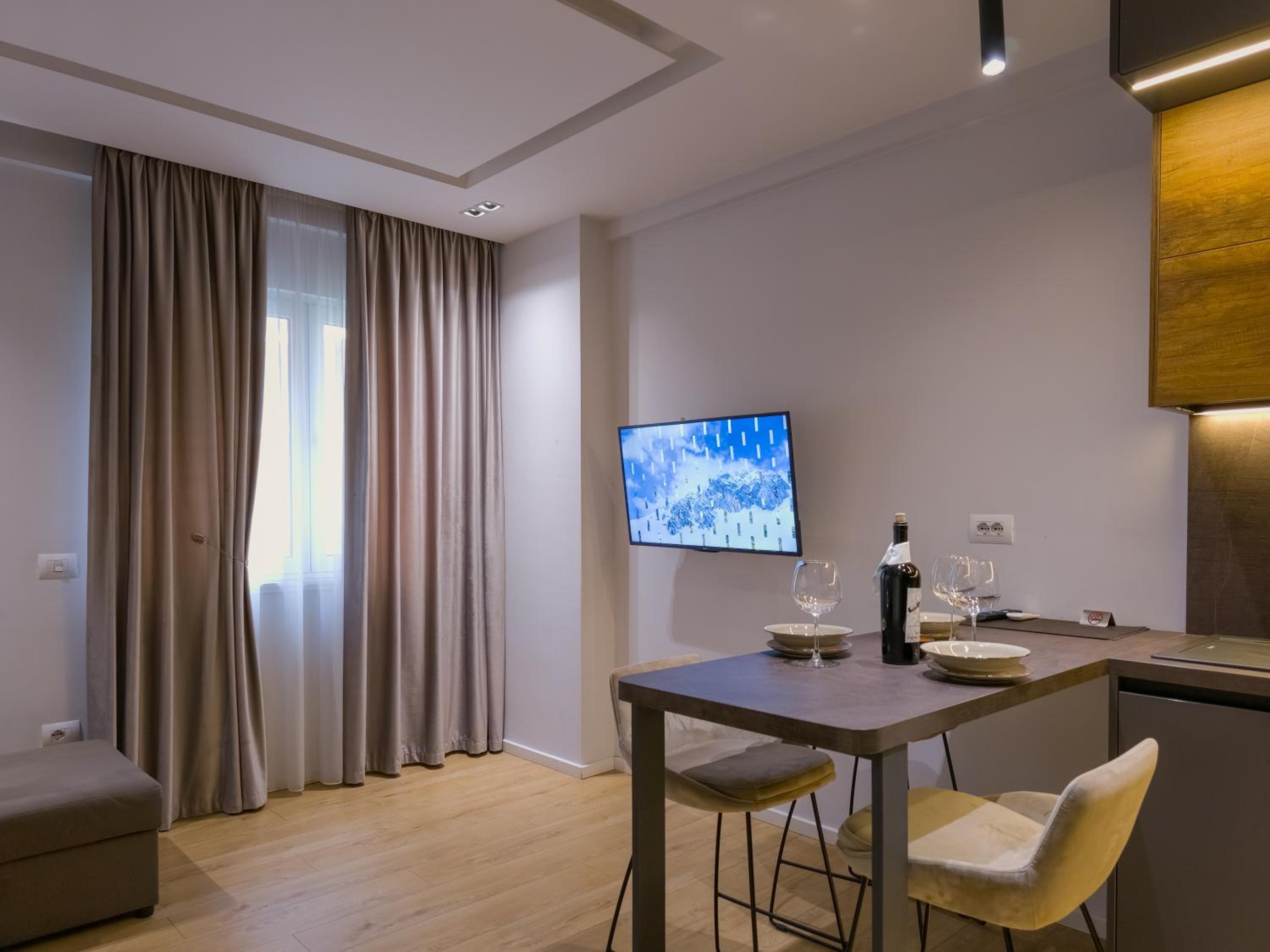PIN Apartments - 3 Min to Skanderbeg - Free Parking