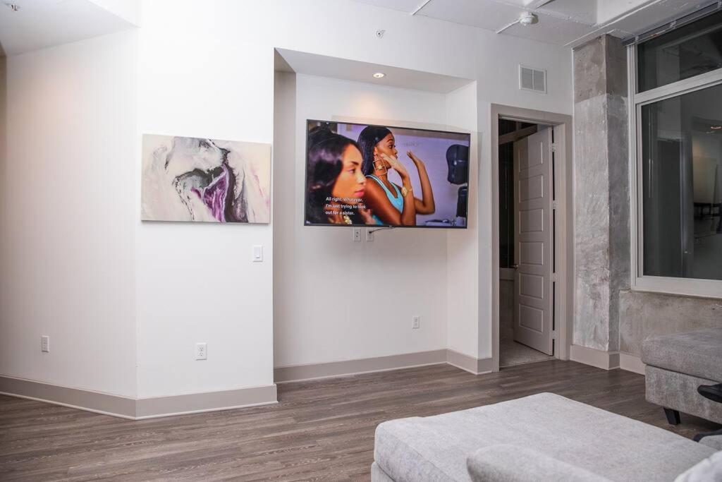 Luxe Atlanta Skyline Views view 4