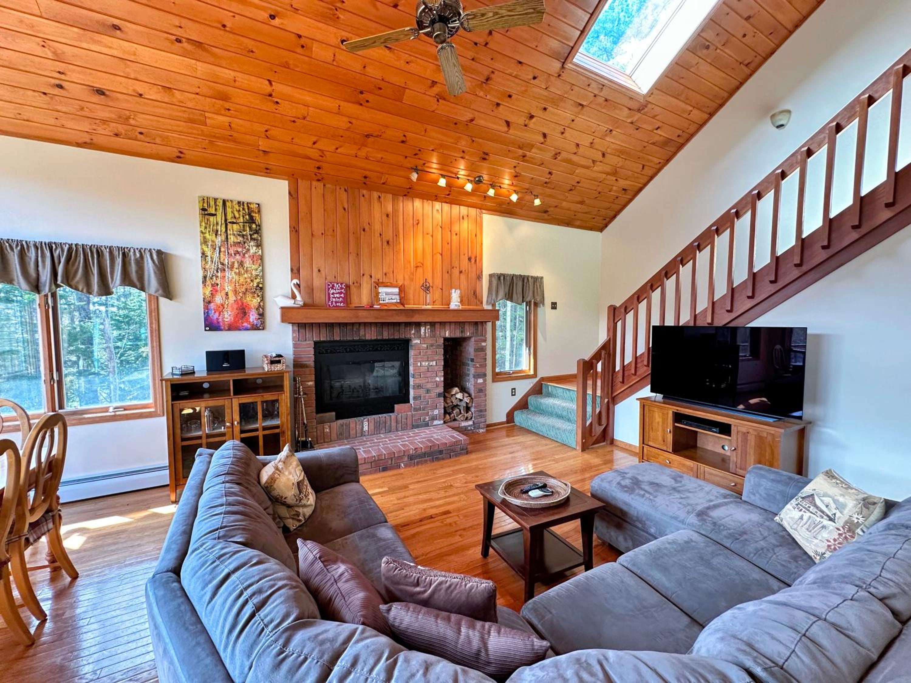 MWP66 End Unit with Gorgeous Mountain Views, Pool Table, Pool/Gym Passes! view 4