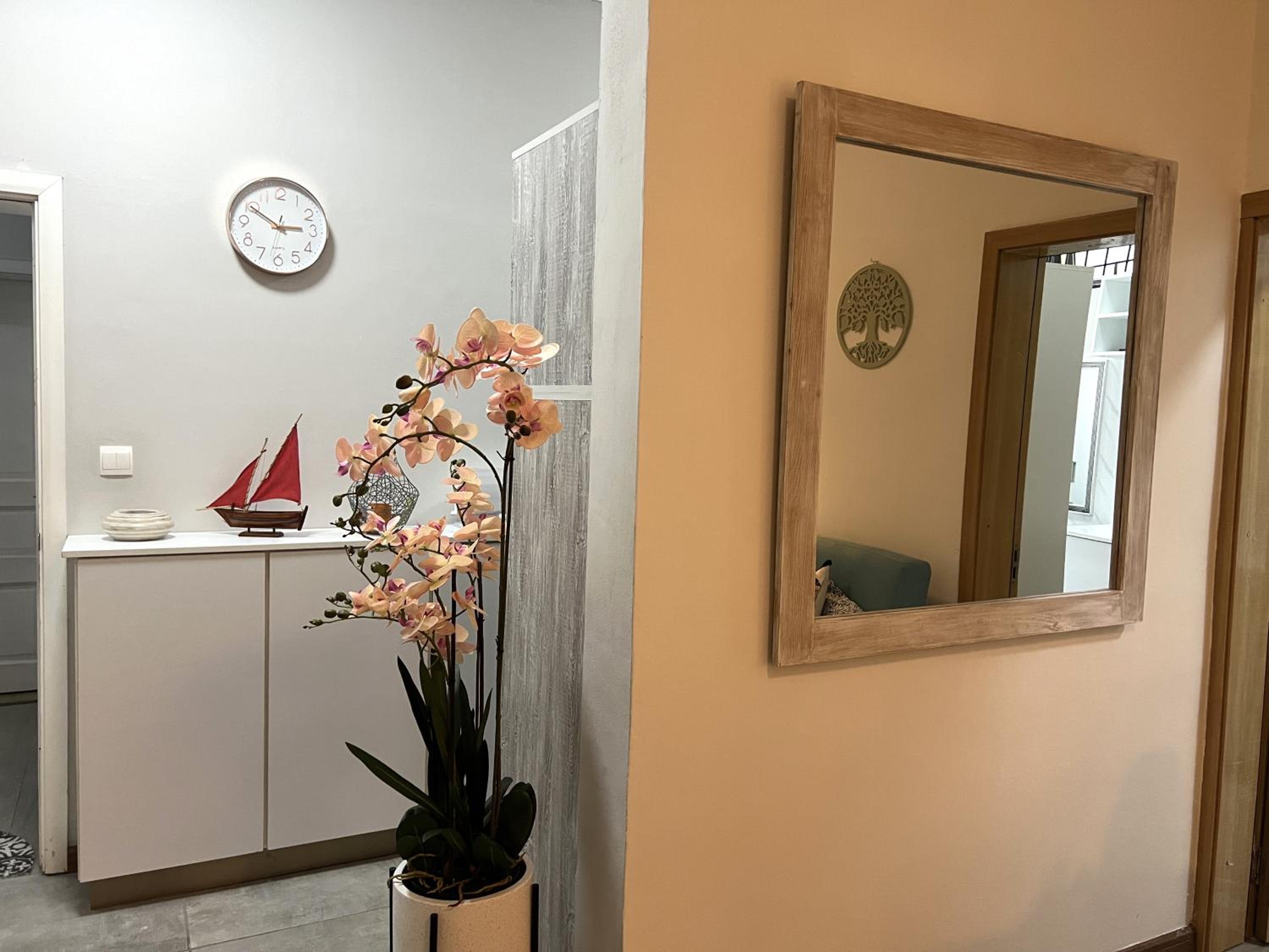 Newly Renovated Studio Apartment with Rooftop Pool, Few Steps to the Beach view 3