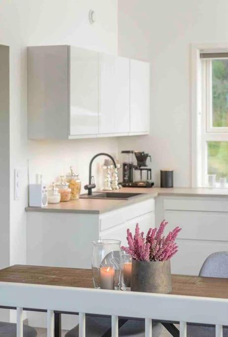 Moderne hus med flotte utemuligheter og parkering view 5