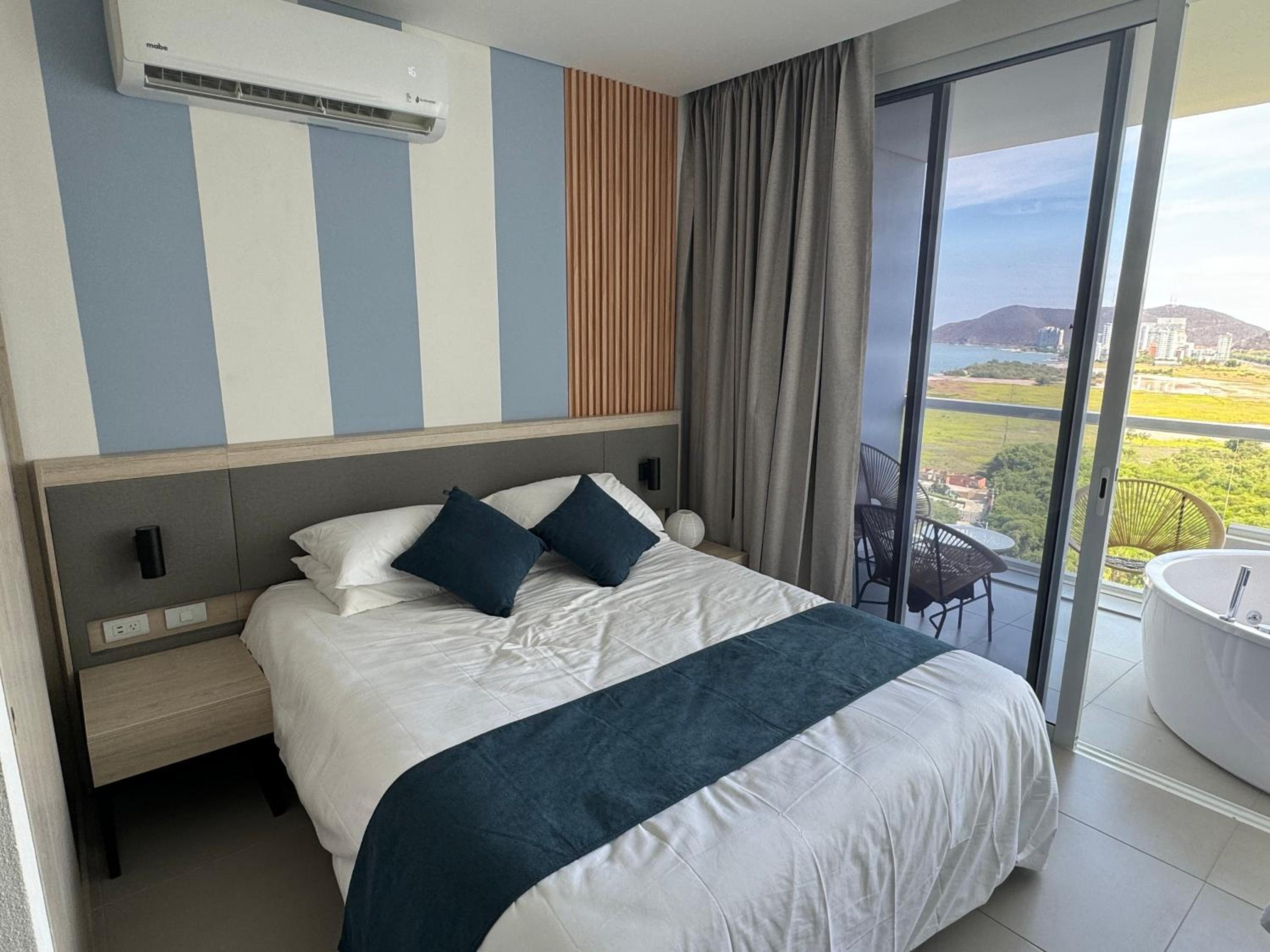 Suite con Jacuzzi y vista al mar piso 14