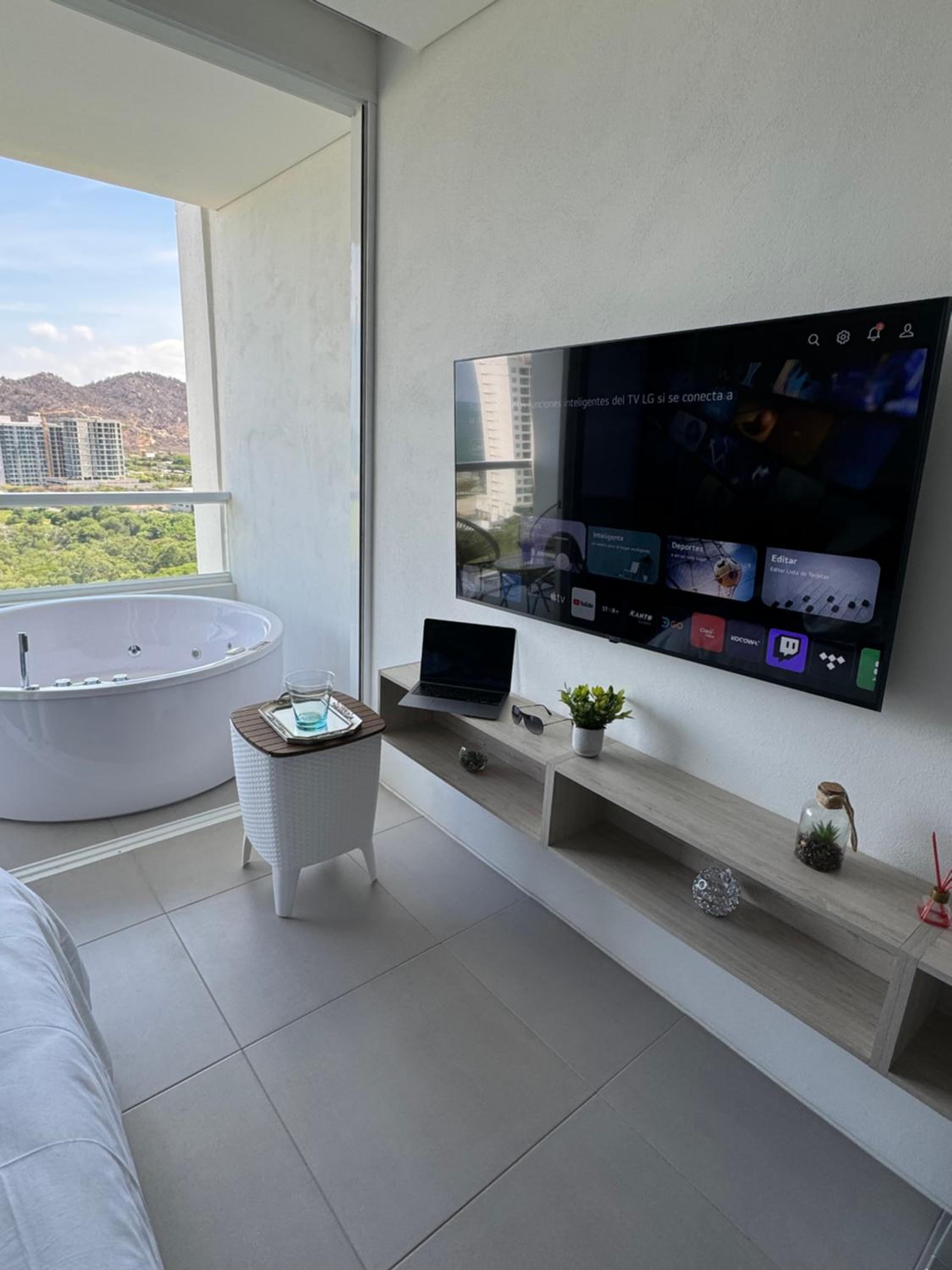 Suite con Jacuzzi y vista al mar piso 14