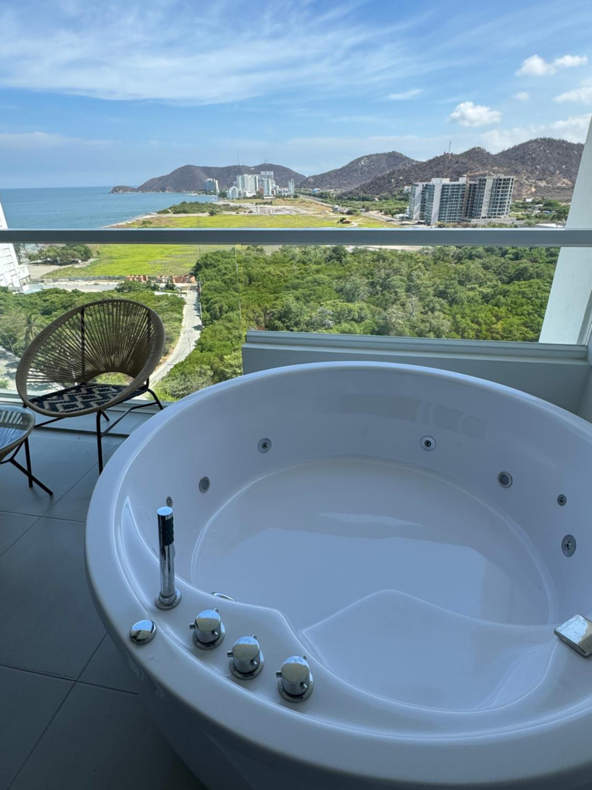 Suite con Jacuzzi y vista al mar piso 14