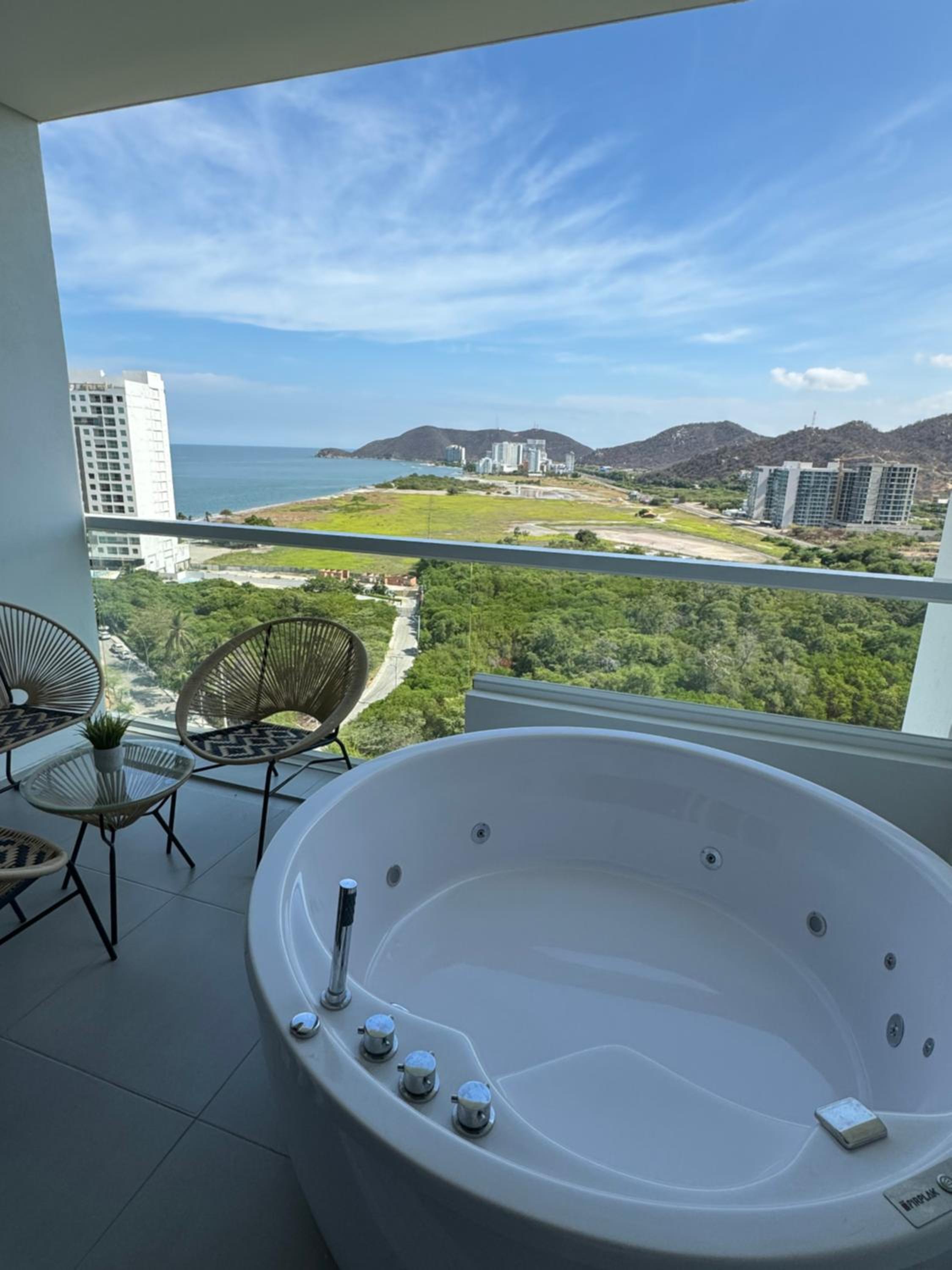 Suite con Jacuzzi y vista al mar piso 14