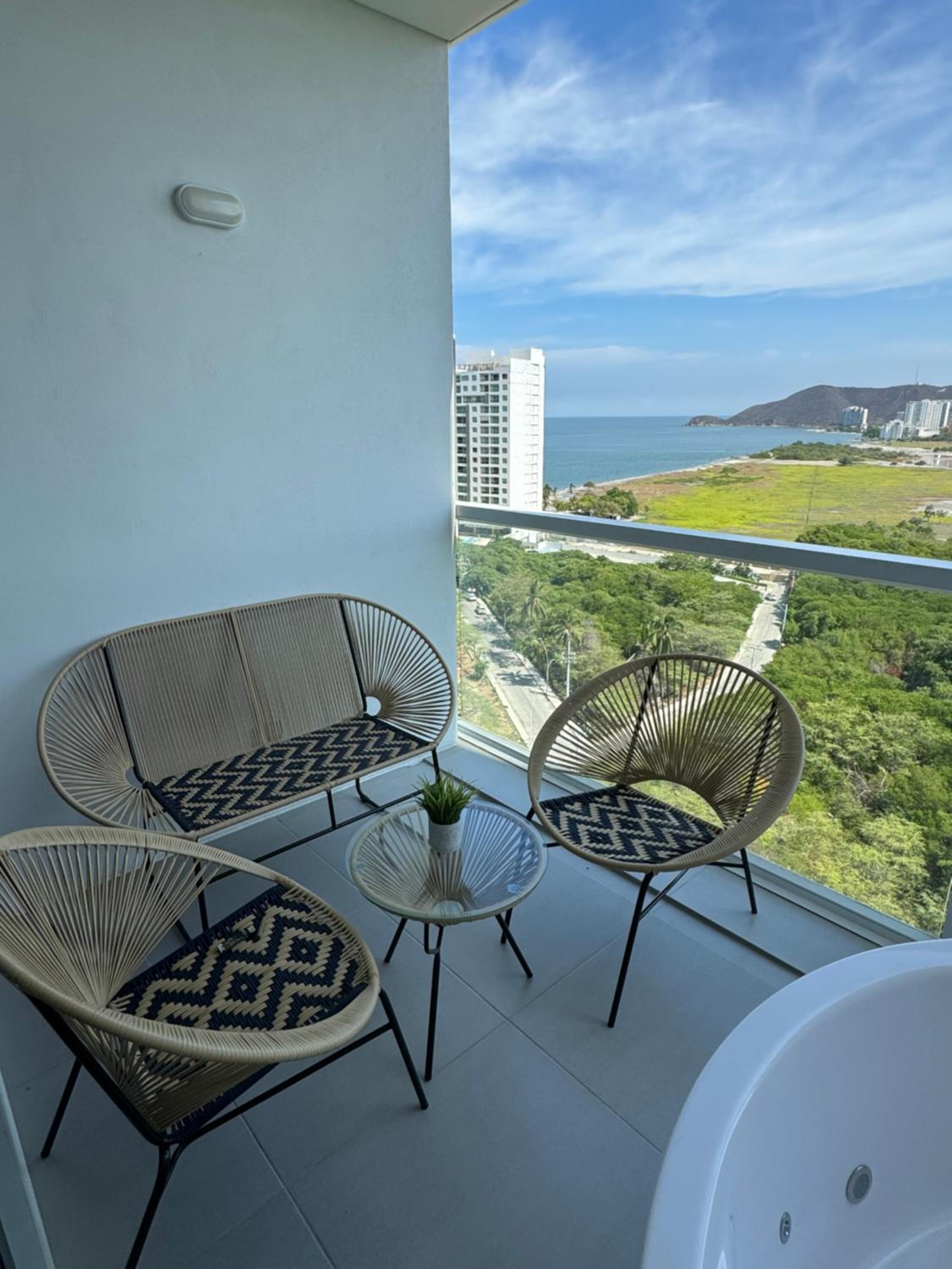 Suite con Jacuzzi y vista al mar piso 14