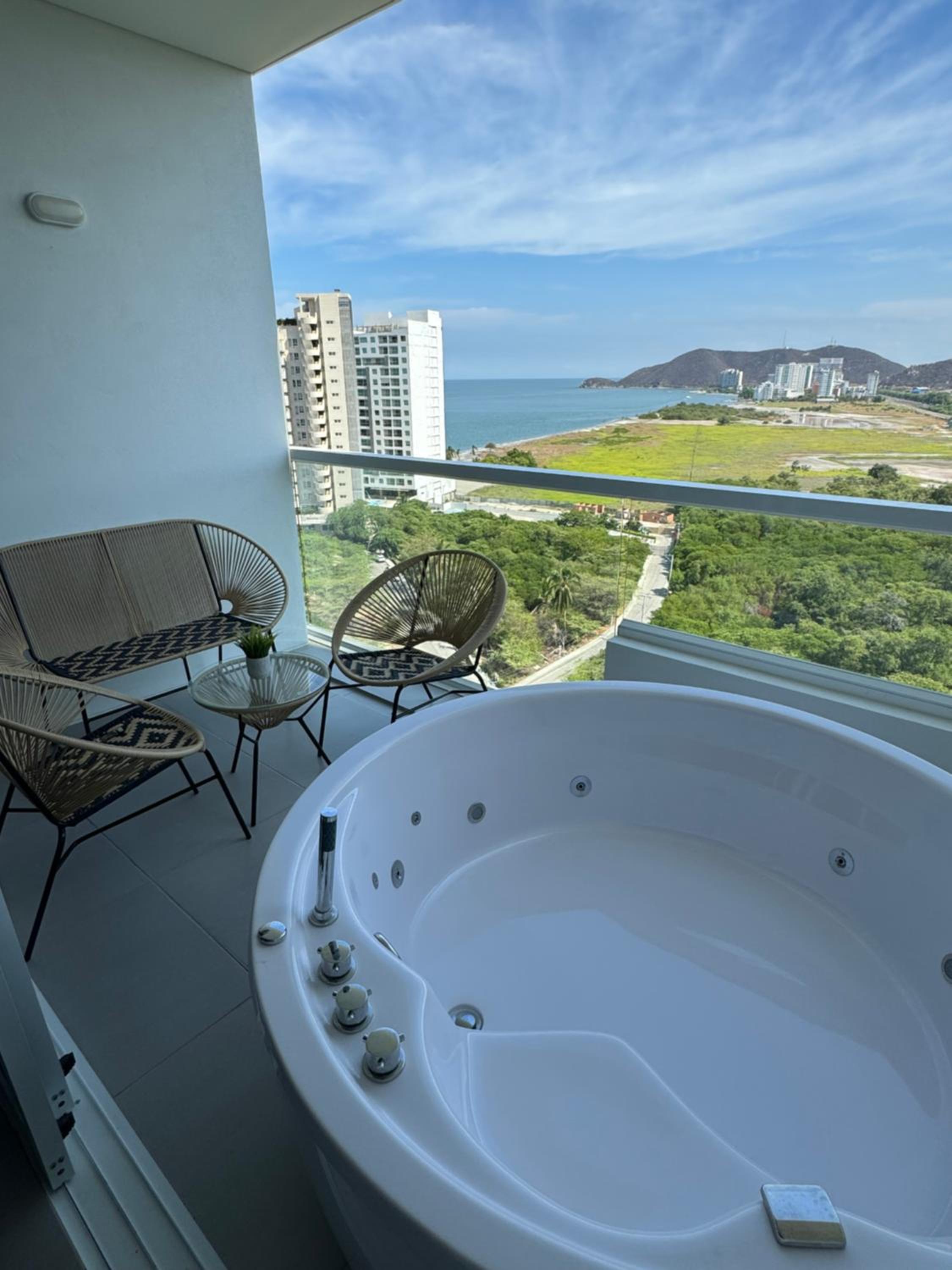 Suite con Jacuzzi y vista al mar piso 14