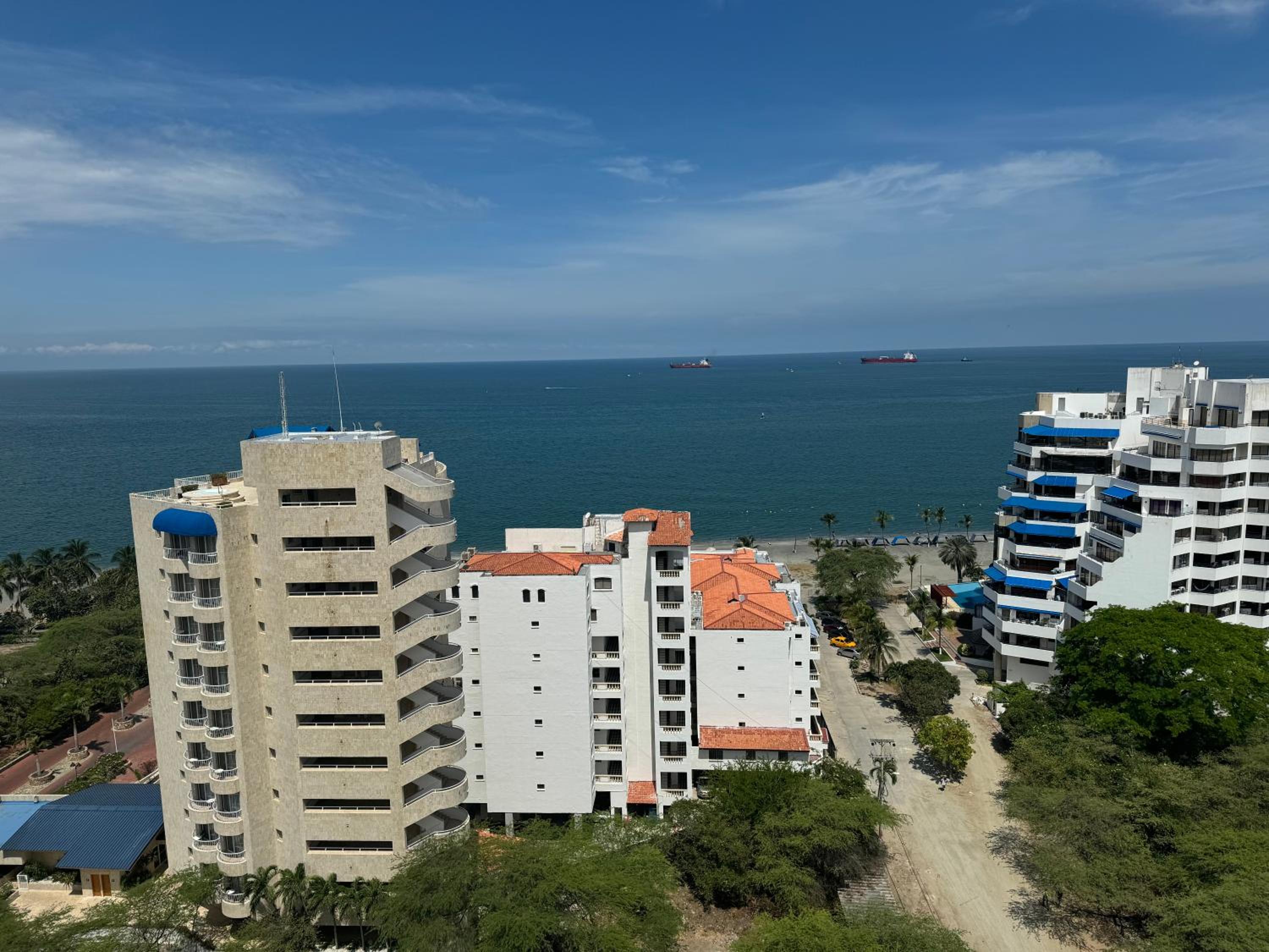 Suite con Jacuzzi y vista al mar piso 14