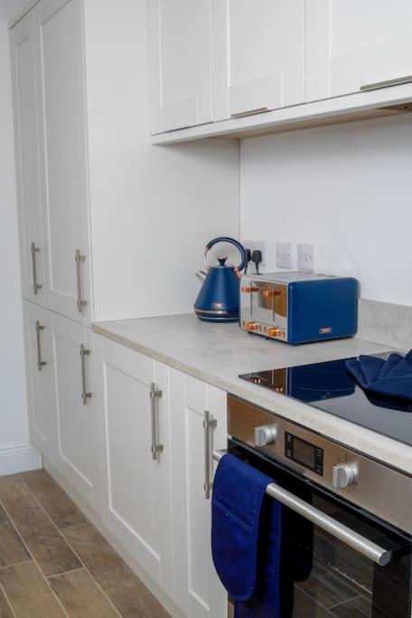 Short Stays, Free Parking, Contractors, Families - Large Home