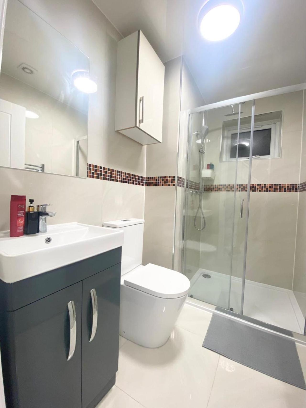 Hayes Vacations - THE ROYAL BOUTIQUE WESTMINSTER LODGE by LONDON SLEEP 9 - Property Image 13