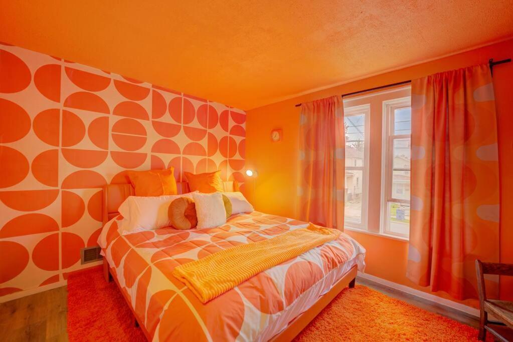 Retro 1970's Rollercoaster House 5 Mins from Cedar Point view 4