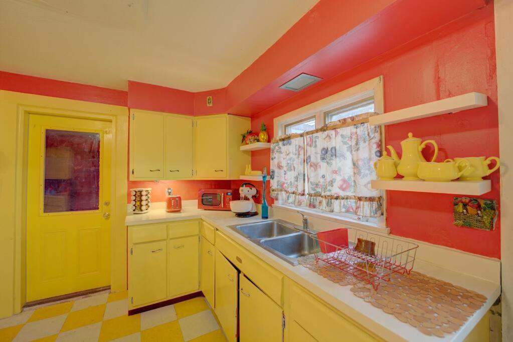 Retro 1970's Rollercoaster House 5 Mins from Cedar Point view 5