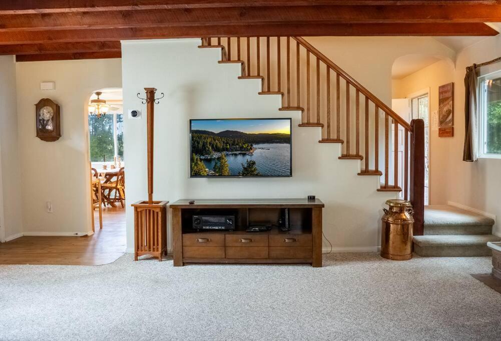The Chardonnay Chalet, Lake View, Walk to Village! view 4