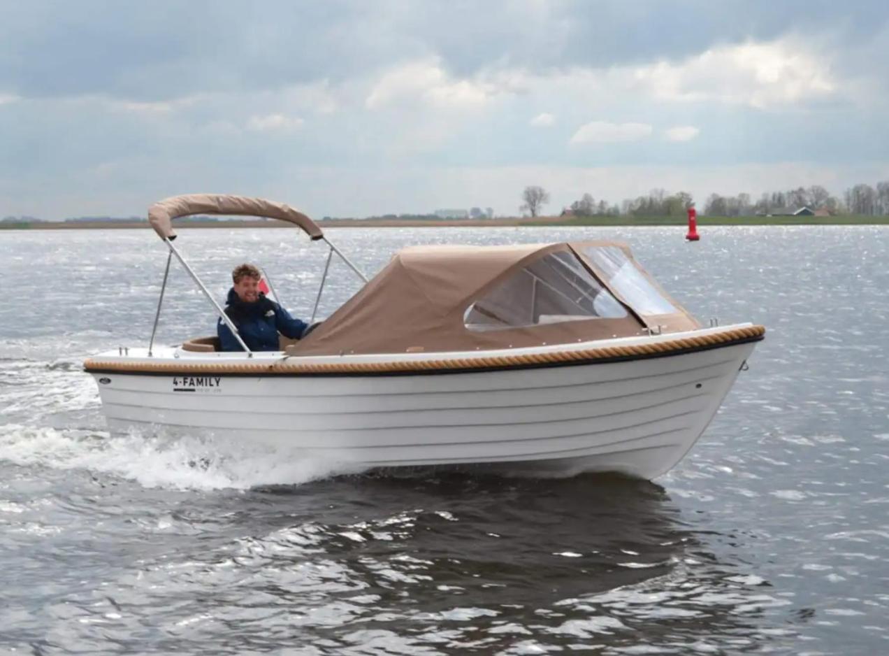 NEW - Waterhouse Linada on a lake near Amsterdam