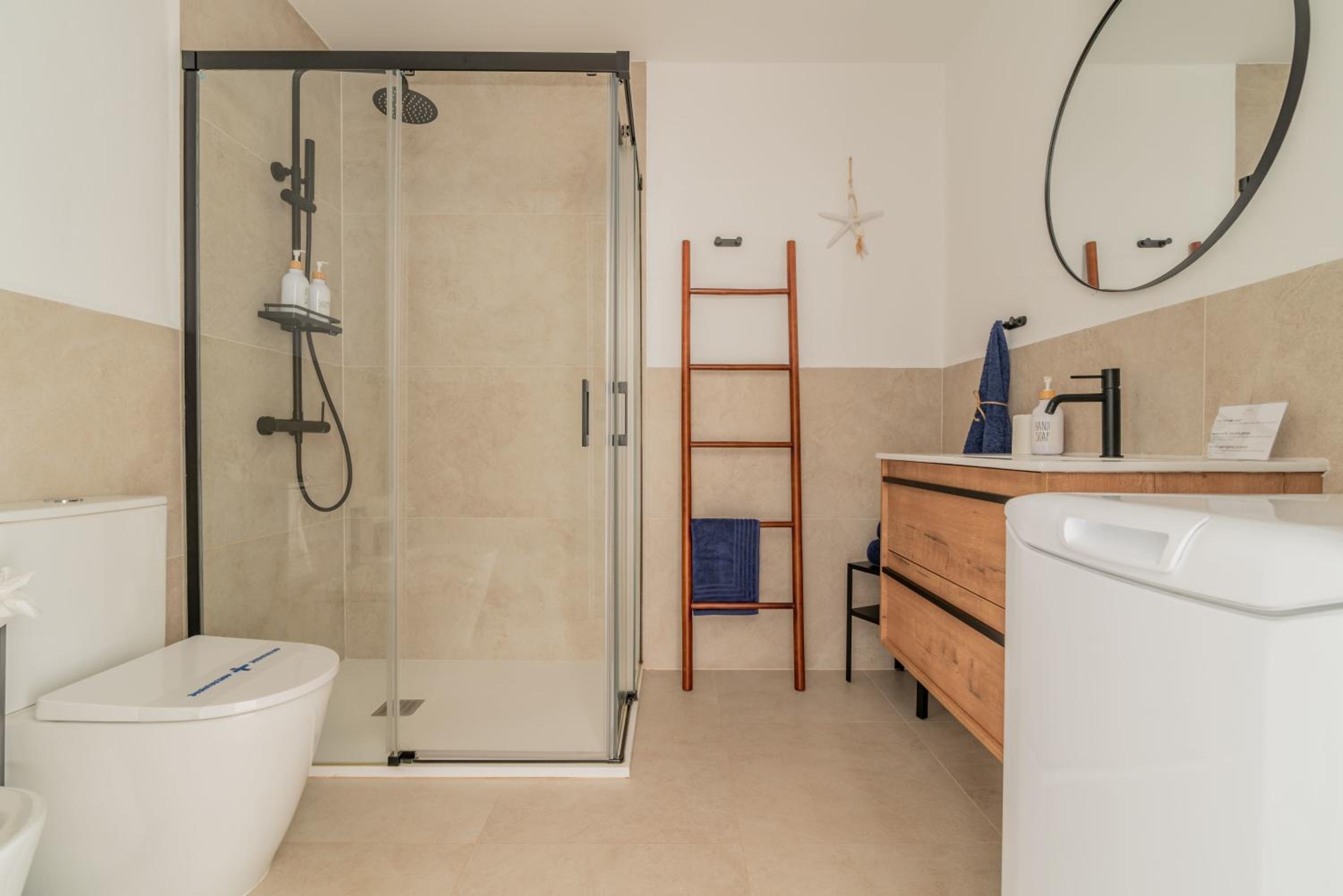 Seascape pool, air con, view, adult only