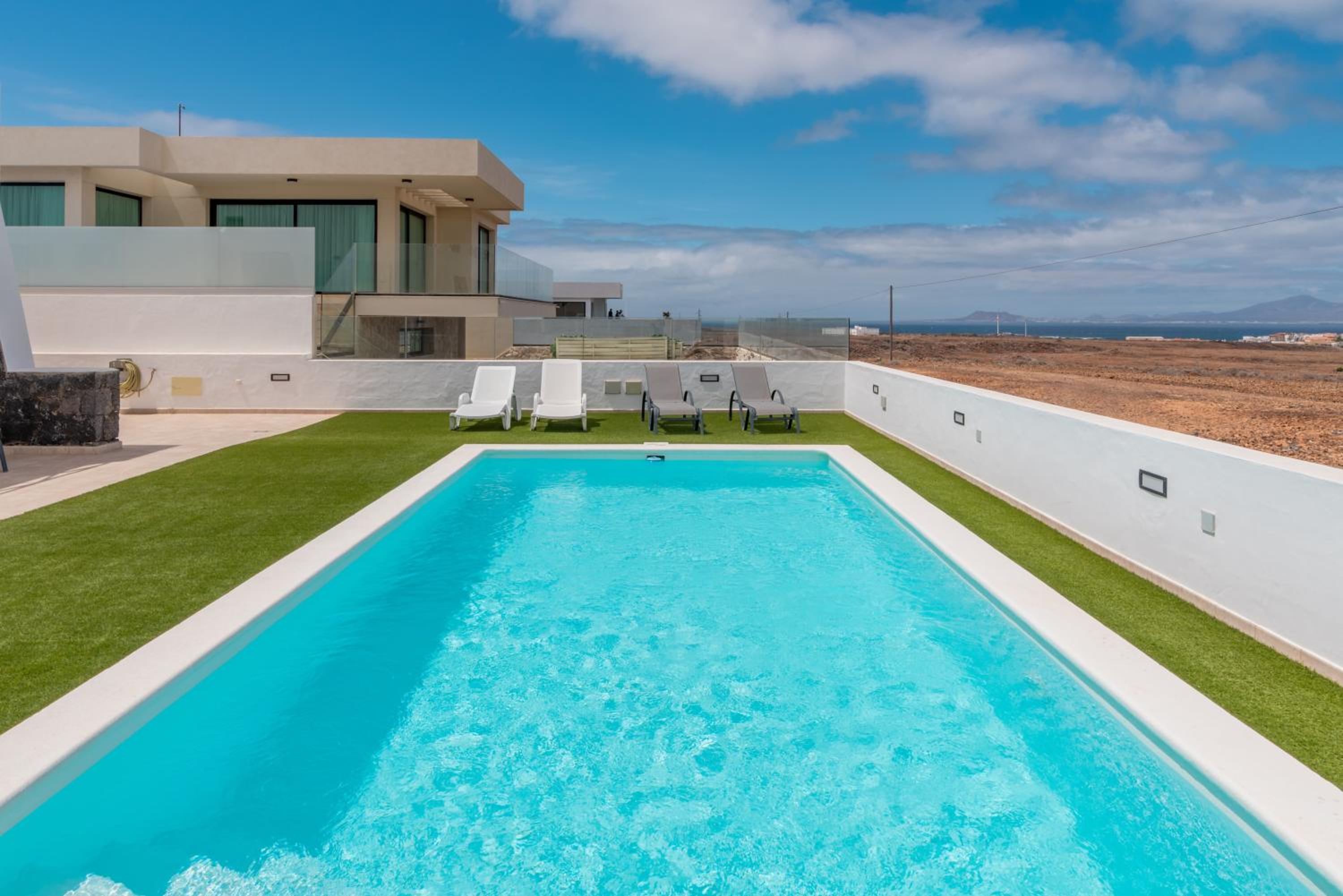 Seascape pool, air con, view, adult only