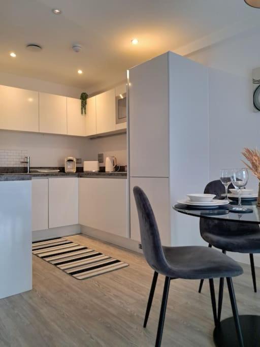 Manchester City Spacious 2 Bed Duplex Apartment Salford M5 view 2