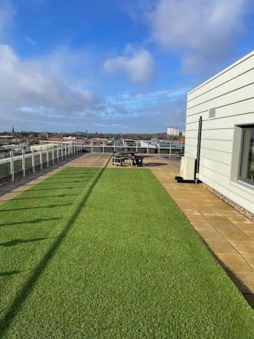 Manchester City Spacious 2 Bed Duplex Apartment Salford M5 view 3