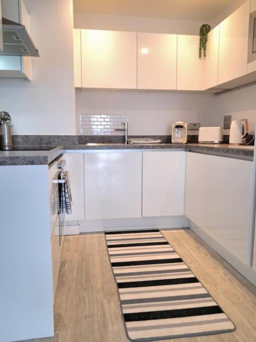 Manchester City Spacious 2 Bed Duplex Apartment Salford M5 view 4