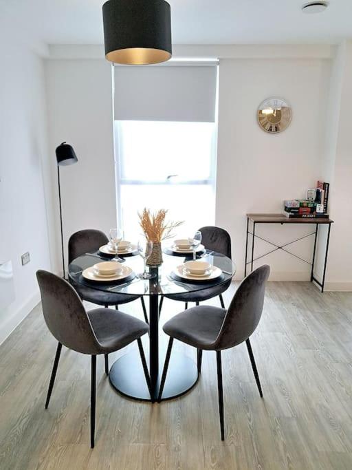 Manchester City Spacious 2 Bed Duplex Apartment Salford M5 view 5