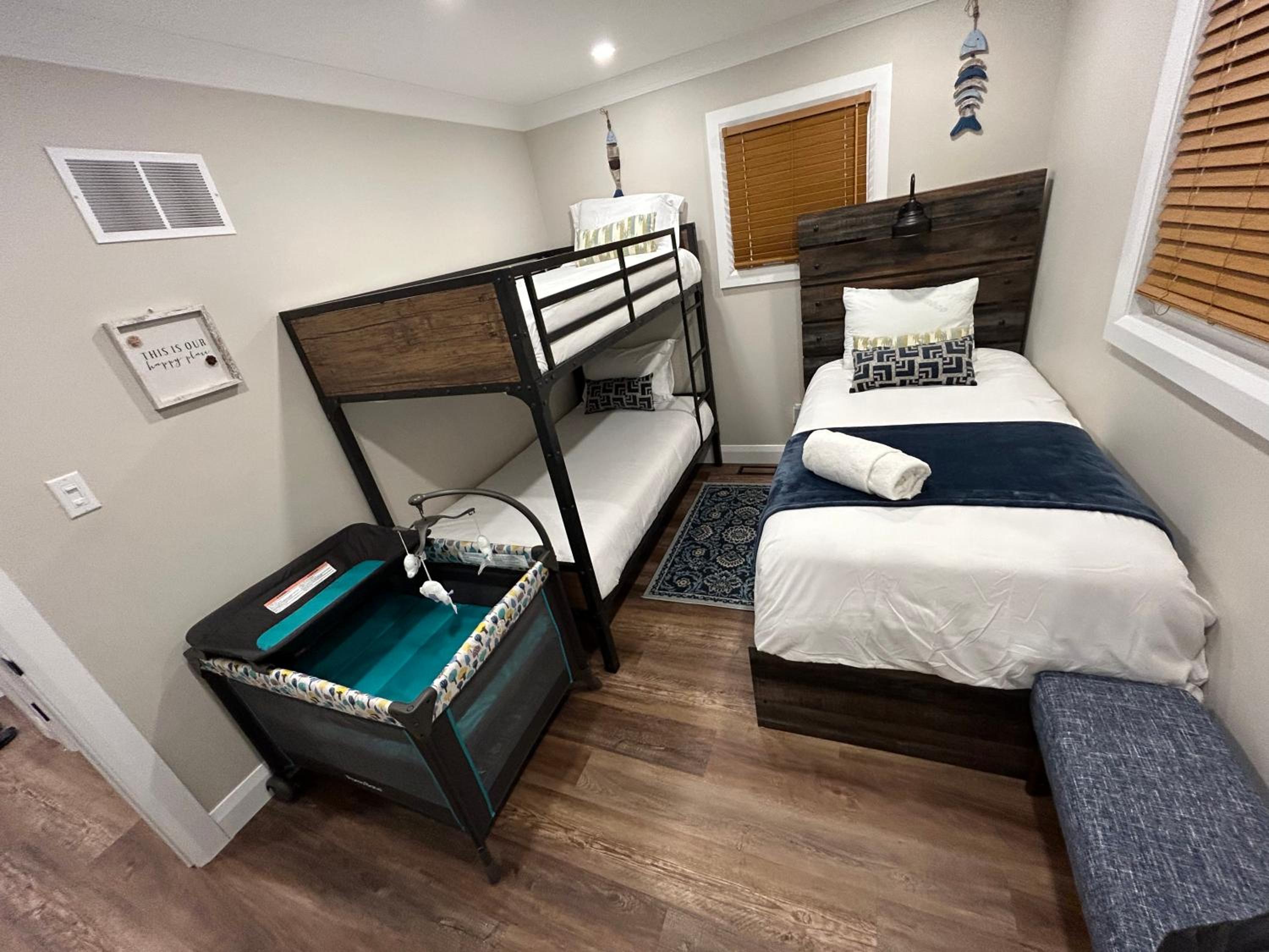 Elite Upper Deck Suites l Lake front with hot tub
