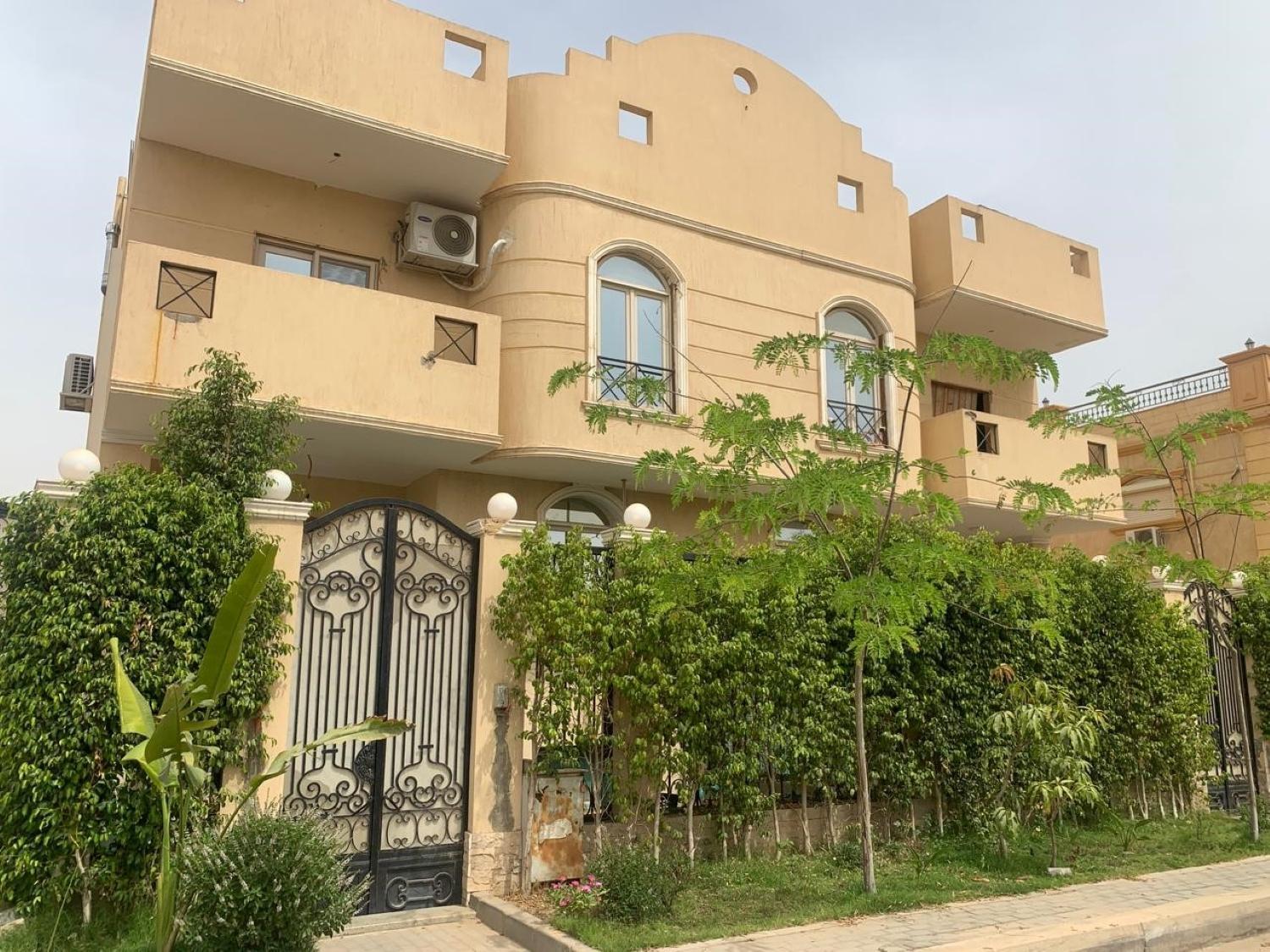 Beautiful semi villa with private entrance in Sheikh Zayed- villa queen