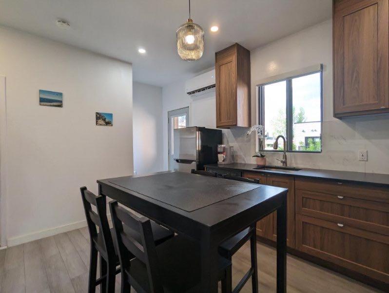 2 Bedrooms, 1 Sofa bed and 1,5 Bathrooms, Renovated Apartment in the Heart of Plateau Mont-Royal