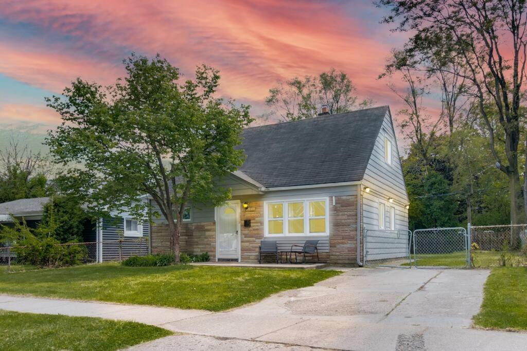 NEW!Comfy 3BR/2BA Home/Friendly City of Hazel Park