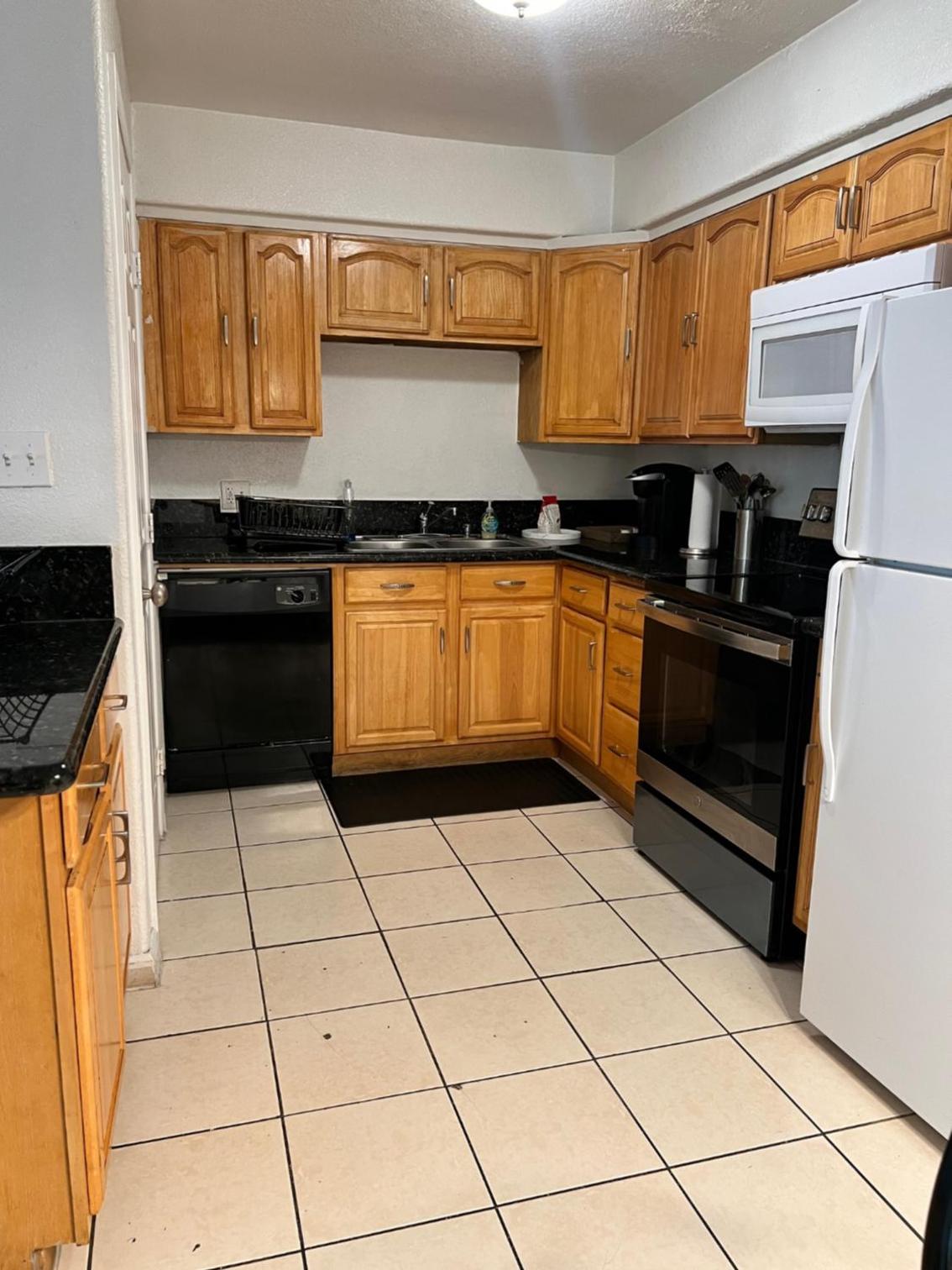 Lovely 1bed,1bath condo with free parking view 2