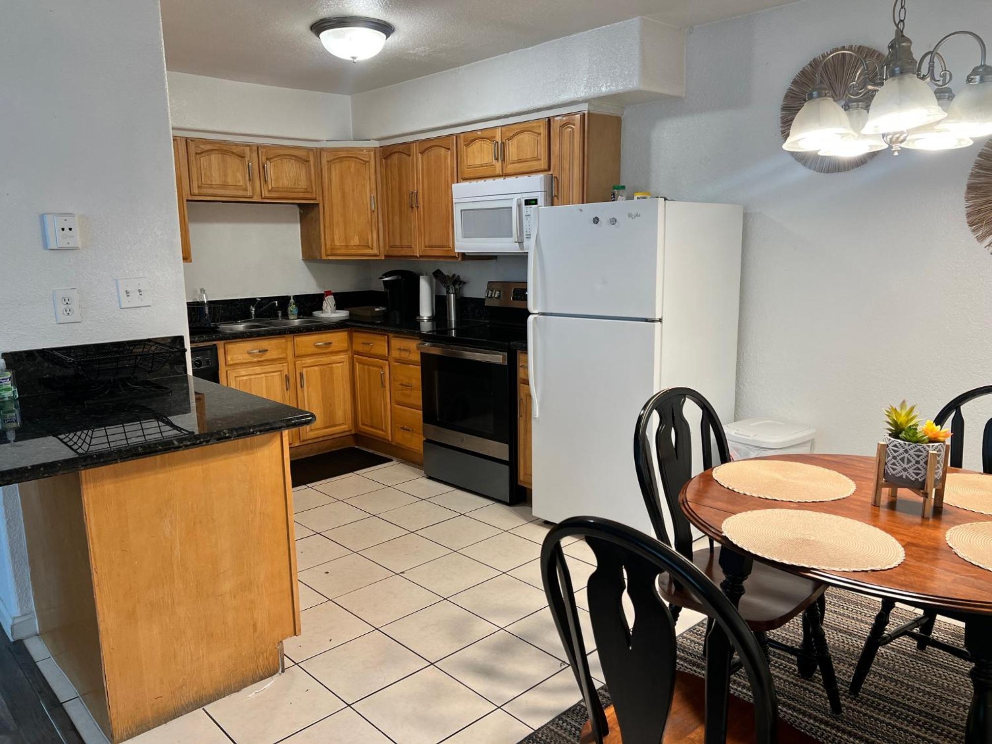 Lovely 1bed,1bath condo with free parking view 4