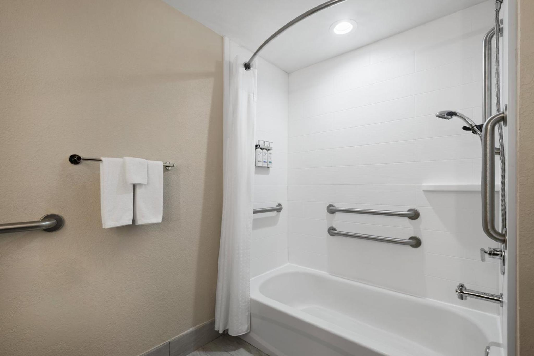 Sebring Vacations - Holiday Inn Express Suites Sebring, an IHG Hotel - Property Image 53