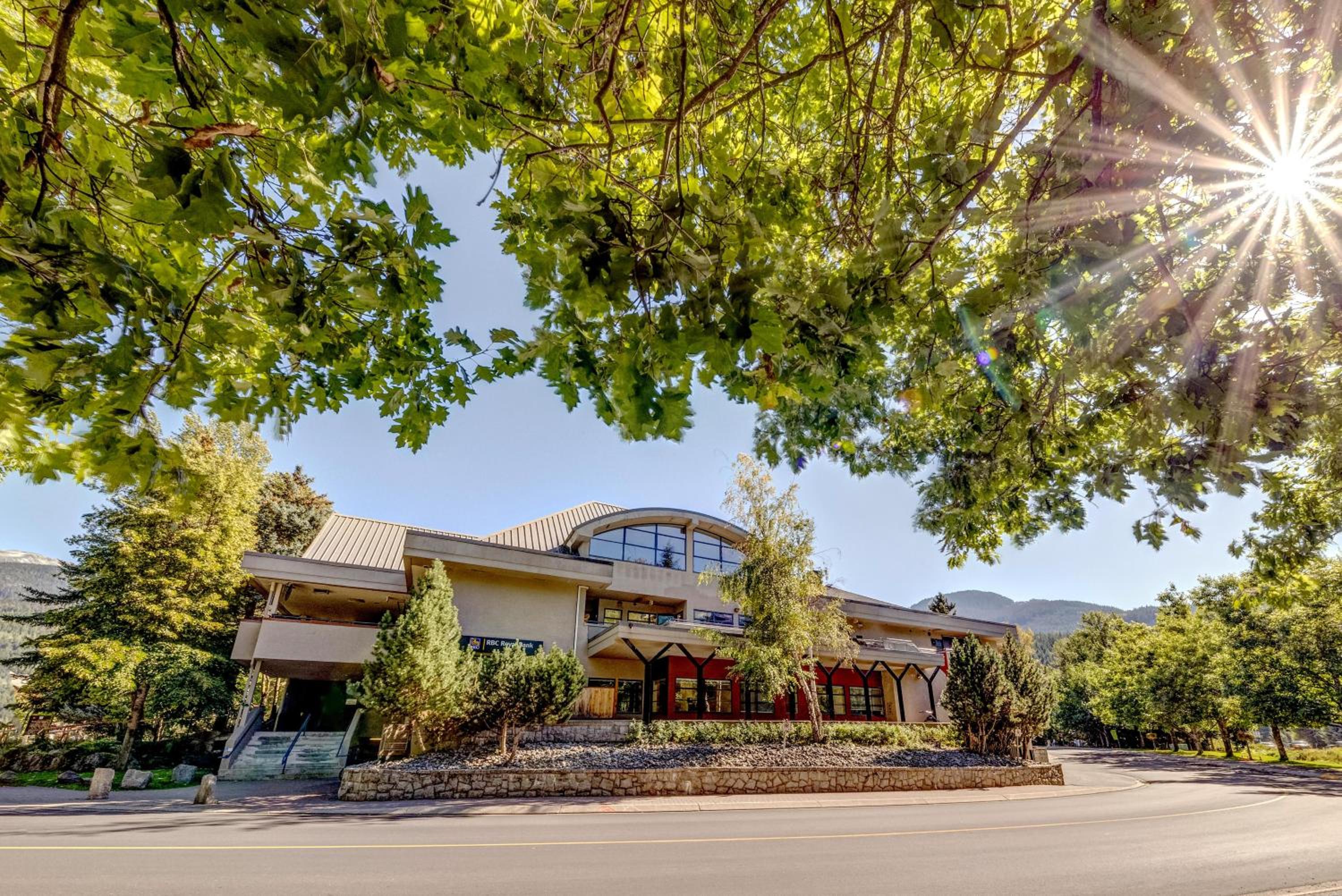 The Royal Suite - Village Penthouse, Private Hot Tub w Mountain Views, Sauna, Gas Fireplace