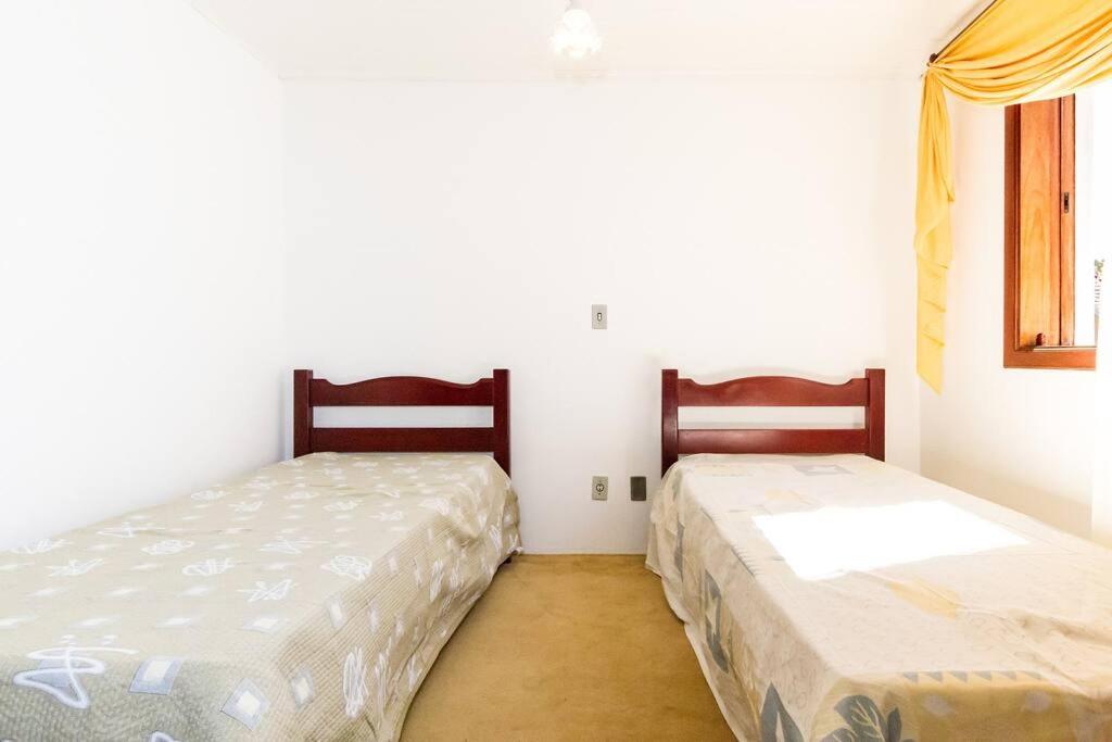 CASA EM CONDOMINIO FECHADO COM LAREIRA