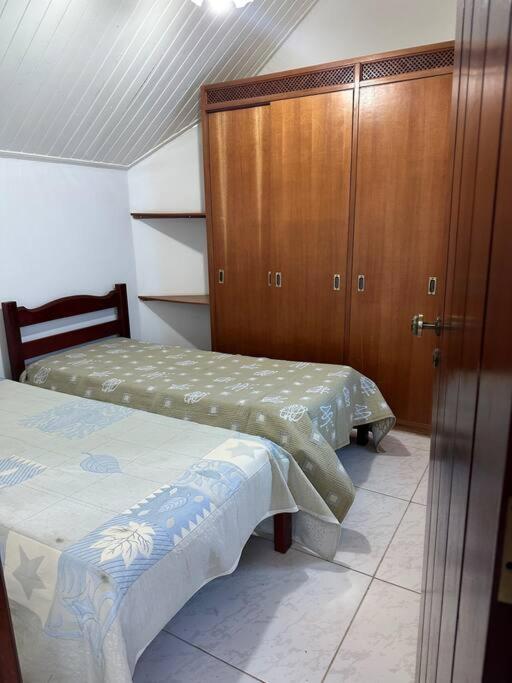 CASA EM CONDOMINIO FECHADO COM LAREIRA