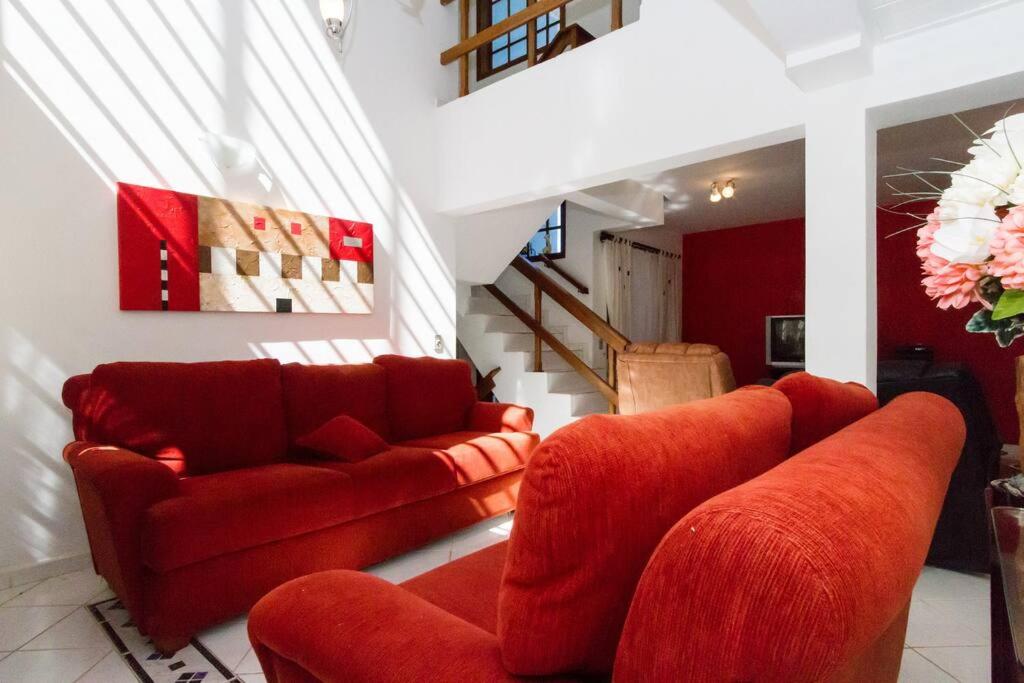 CASA EM CONDOMINIO FECHADO COM LAREIRA