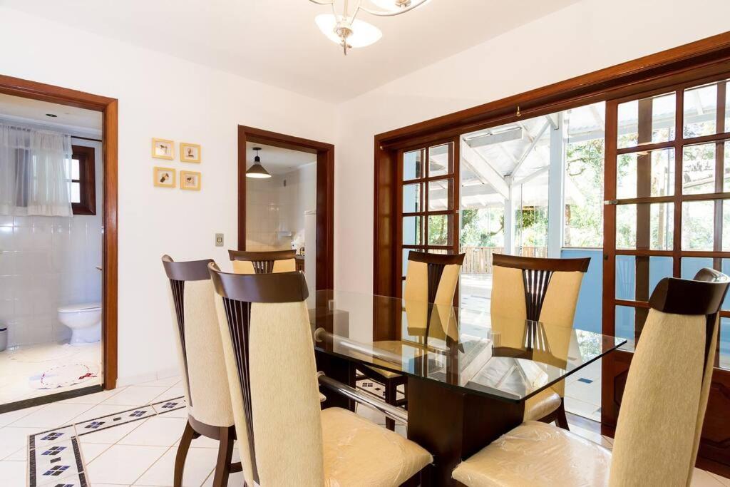 CASA EM CONDOMINIO FECHADO COM LAREIRA