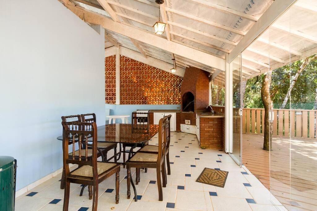 CASA EM CONDOMINIO FECHADO COM LAREIRA