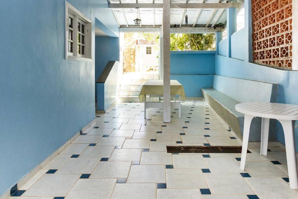 CASA EM CONDOMINIO FECHADO COM LAREIRA