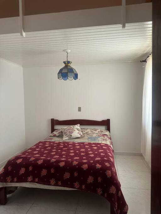 CASA EM CONDOMINIO FECHADO COM LAREIRA