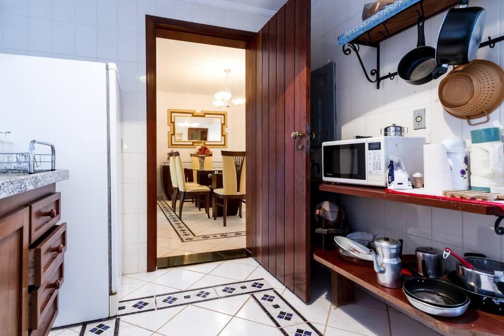 CASA EM CONDOMINIO FECHADO COM LAREIRA