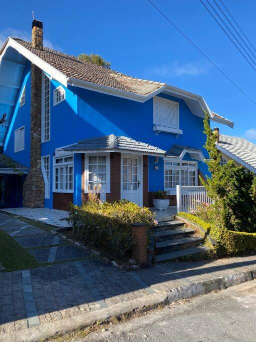 CASA EM CONDOMINIO FECHADO COM LAREIRA
