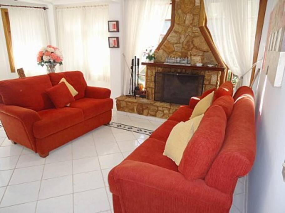 CASA EM CONDOMINIO FECHADO COM LAREIRA